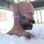 Imagem relacionada a Homem passa mais de duas horas com gelo até o pescoço