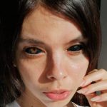 Imagem relacionada a Mulher fica cega após tatuar os olhos pretos