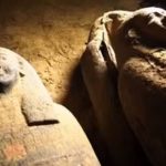 Imagem relacionada a Sarcófagos selados encontrados no Egito