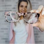 Imagem relacionada a Óculos: armação de acetato ou plástico? Quais as diferenças?