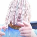 Imagem relacionada a Rapper implanta correntes de ouro em sua cabeça