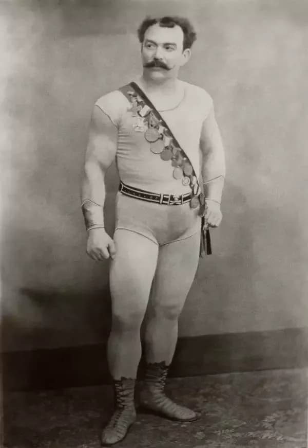 Imagem relacionada a Por que os super-heróis usam calções do lado de fora?