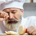 Imagem relacionada a O que acontece ao cortar cebolas que nos faz chorar?