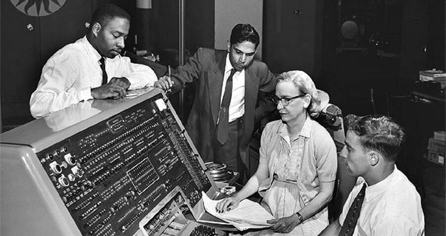 Imagem relacionada a Grace Hopper, um dos primeiros programadores modernos