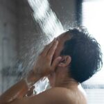 Imagem relacionada a Devemos tomar banho muitas vezes ou não?