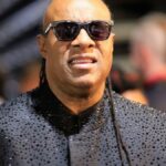 Imagem relacionada a Por que os cegos usam óculos de sol?