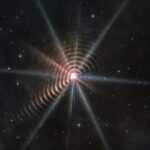 Imagem relacionada a Telescópio James Webb captura anéis de poeira únicos em torno de duas estrelas