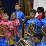 Imagem relacionada a Angklung, instrumento musical indonésio feito de bambu