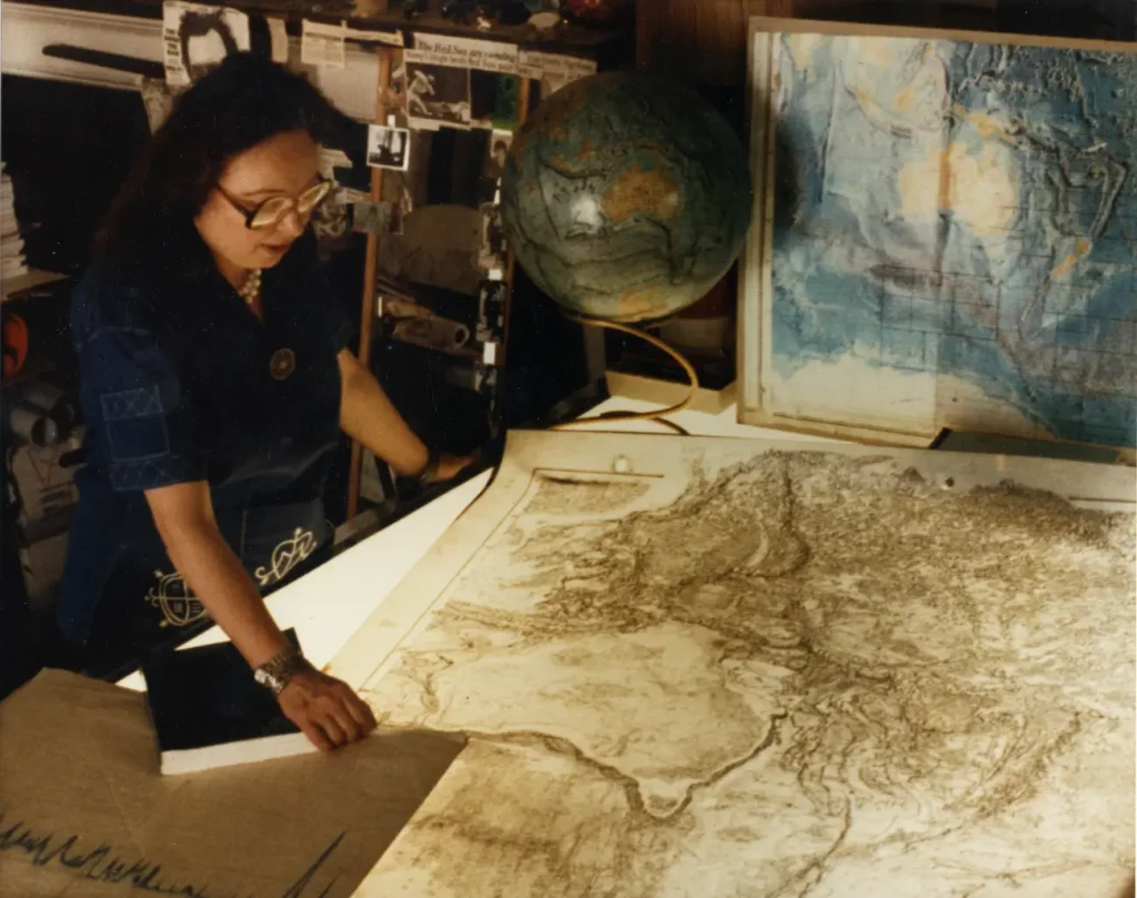 Imagem relacionada a Marie Tharp, geóloga e cartógrafa oceanográfica que ajudou a provar as teorias da deriva continental