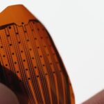 Imagem relacionada a Implante cerebral mais fino que cabelo humano