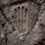 Imagem relacionada a A mão misteriosa de Jerusalém - impressão encontrada em muralha antiga intriga arqueólogos