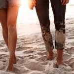 Imagem relacionada a Ciência explica por que caminhar na areia é mais difícil do que na calçada