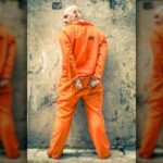 Imagem relacionada a Por que algumas prisões raspam a cabeça dos detentos?