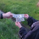 Imagem relacionada a Homem joga dinheiro pela janela de carro em rodovia e esvazia conta bancária da família