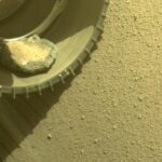 Imagem relacionada a Rover da NASA transporta rocha 'passageira' por mais de um ano em Marte