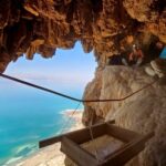 Imagem relacionada a Tesouros escondidos: espadas antigas são descobertas em caverna inacessível