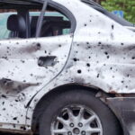 Imagem relacionada a Em um tiroteio, ficar atrás de um carro é uma boa proteção?