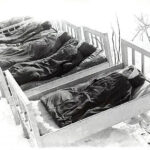 Imagem relacionada a A tradição de colocar bebês para tirarem uma soneca no frio