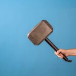 Imagem relacionada a Se colocarmos o martelo de Thor num elevador, ele o levantaria?