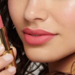 Imagem relacionada a Por que alguns batons contêm escamas de peixe?