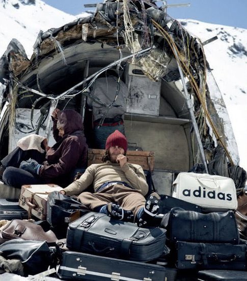 Imagem relacionada a A Sociedade da Neve: Veja imagens reais do acidente com cenas do filme