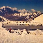 Imagem relacionada a A Sociedade da Neve: Veja imagens reais do acidente com cenas do filme