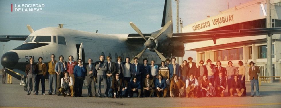 Imagem relacionada a A Sociedade da Neve: Veja imagens reais do acidente com cenas do filme