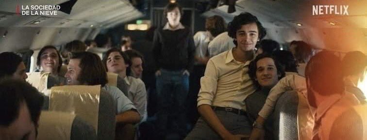 Imagem relacionada a A Sociedade da Neve: Veja imagens reais do acidente com cenas do filme