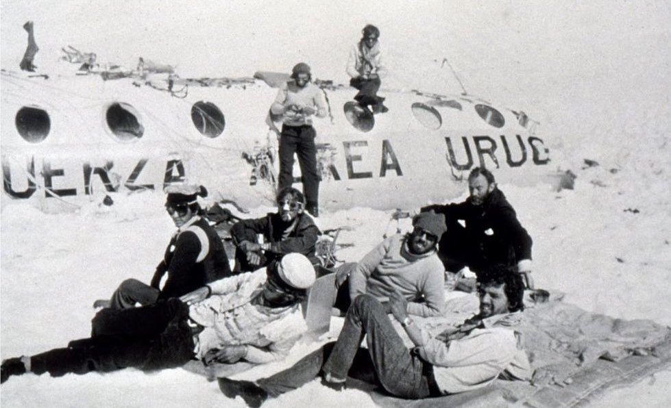 Imagem relacionada a A Sociedade da Neve: Veja imagens reais do acidente com cenas do filme