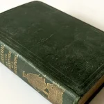 Imagem relacionada a Cuidado: alguns livros antigos do século 19 têm capas tóxicas!