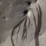 Imagem relacionada a Mistério das listras escuras em Marte pode ter sido finalmente resolvido – e não é água!